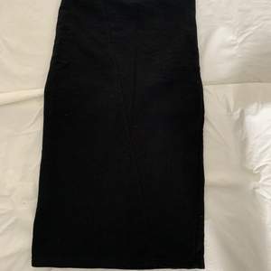 En svart-tajt-knälång kjol! Perfekt för kontorsnissar eller bara en fin middag!!