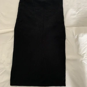 Svart kjol  - En svart-tajt-knälång kjol! Perfekt för kontorsnissar eller bara en fin middag!!