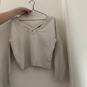 Vit tröja - Hej säljer en väldigt gullig vit tröja. Vet ej vad det är för märke då jag köpte den i USA och det inte står på lappen vad det är för märke. 