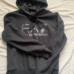 Armani hoodie - Knappt använd Köpt för 900 i affär (Holmlunds) Herrmodell storlek XS (passar även S) Kan fraktas (64kr spårbar) Hör gärna av er för frågor!