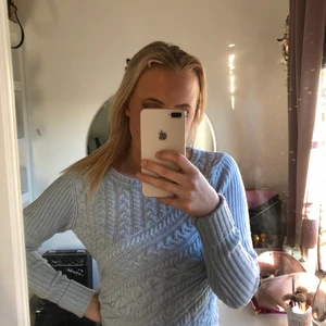 Hampton Republic strl. S - En superfin babyblå tröja från Hampton Republic med mer åt det stickade materialet. Jättefin passform. Enda skråman är den lilla metallbrickan i höger hörn på tröjan som har lossnat i sömmen, men den kan sys tillbaka enkelt med nål och tråd :) 