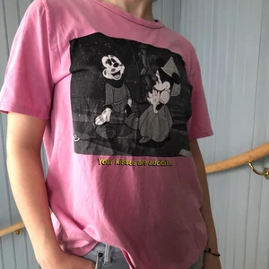 Zara t-shirt! - super gullig t-shirt från zara som är perfekt nu till sommaren! bra skick och k storlek L vilket ger den en mer  ”oversized” look om man är mindre i storleken💗 Köpare står för frakt💗