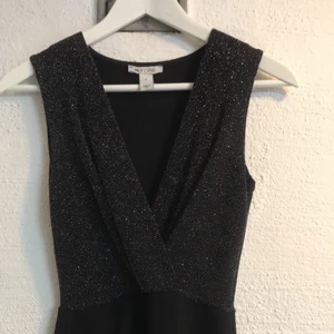 Festbody - Jättefin festbody i svart tyg och glitter! Använd ett par gånger men fortfarande jättefin kvalite. Den är i string 🥰