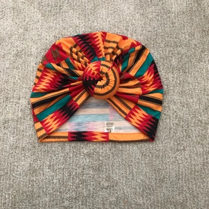 Mönstrad turban  - Turban i stretchigt och mjukt tyg. Helt ny och oanvänd. Säljs för 50kr. Skickas endast.