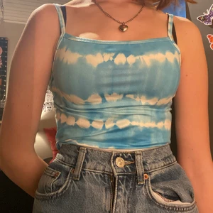 Tie dye linne - Blått somrigt tie dye linne. Jag har aldrig använt det här linnet och materialet är väldigt tunt och svalt och likt det för badkläder. 