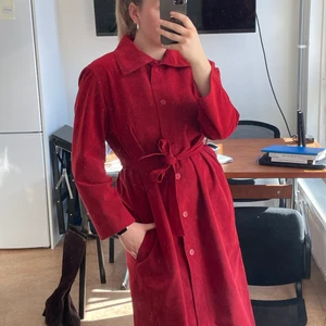 Kappa - Röd kappa i mocka-imitation. Strl M-L. Ev. Budgivning sker i kommentarerna. 200kr+frakt🍒