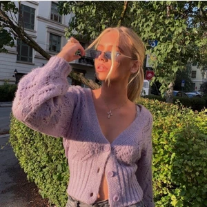 Cropped cardigan  - Säljer denna fina pastelcardigan från Lindex! Varm och mjuk! Passformen är som på bilden om man har storlek S Kan mötas i Sthlm annars står köparen för frakten. 💜✨