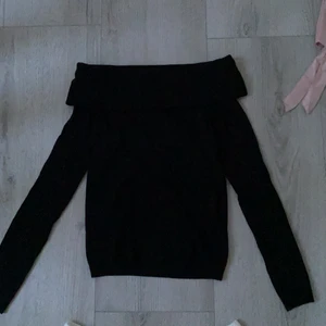 Off shoulder tröja - En off shoulder tröja i storlek S. Inte så tunn material men din och skön! 