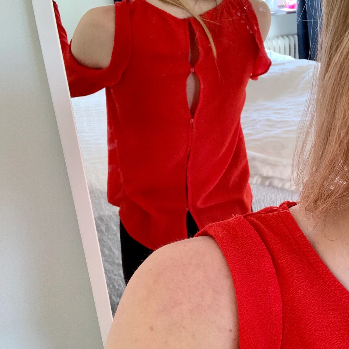 Supersnygg blus m knappar i ryggen