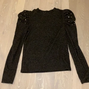 Tröja med puffärm - En mörkgrå med puffärmar. Det är små ”diamanter” vid axlarna. Aldrig använd. Nypris 300. Köparen står för frakten💗