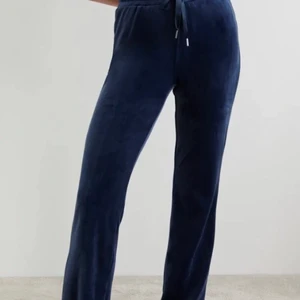 Mjukis byxor - Säljer ett par blåa mjukis byxor från Gina. Har även tröjan till.