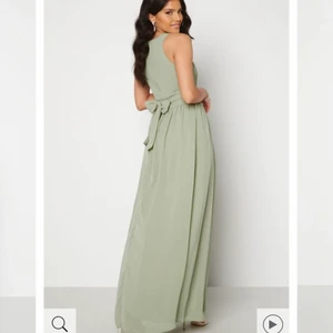 Klänning storlek XS - Säljer nu denna fina klänning som jag endast använt en gång på avslutningen i 9an. Sitter superfint på och är i en så fin grön färg!! 499kr + frakt🥰