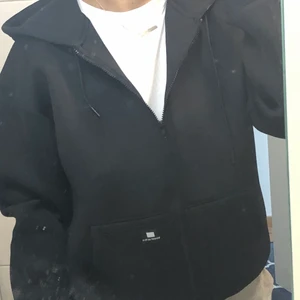 Svart zip-up  - Säljer denna as snygga zip-up från märket sweet sktbs, aldrig använd och bara hängt i garderoben. As fräsch till sommaren att bara kunna dra på sig den. Skriv om ni har frågor💓