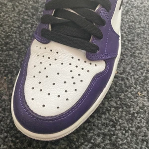 Air jordan 1 high court purple 2.0 - Säljer nu mina air jordan 1 för 2800kr. Skorna är i storlek 40,5 och i kondition 9/10 enligt mig. Kan mötas i Tyresö/Stockholm men även frakta. 