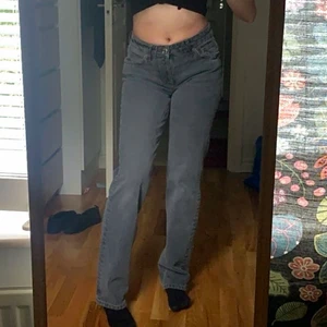 Straight Unit Mid Grå Zara Jeans - BUDGIVNING pga stor förfrågan 🤍 Som ny, i extrem bra skick, populära jeans som e snygga med ett par air force eller jordans.  