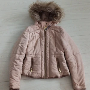 Vinter rosa jacka. - Jag vill sälja min fina vinter jacka. Den är i väldigt bra skick och rekomenderar den som mer än bra. Storleken är 34 fast fungerar som XS.
