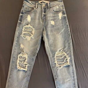 Högmidjade baggy jeans med pärlor i slitsen - Säljer dess ursnygga jeans jag köpte någon månad sedan. Använda ca 1-2 ggr och är i perfekt skick. Jeansen är ljus blåa, högmidjade och har kedjor av vita pärlor inuti slitsen! Köpta i storlek xs-s och sitter fint! Ord.pris 800 och säljes för 450 kr. För fler bilder eller frågor är det bara att höra av sig vid intresse💗