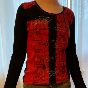 Långärmad tröja - Fett snygg långärmad tröja med tryck och broderingar. Används tyvärr inte längre :(❣️