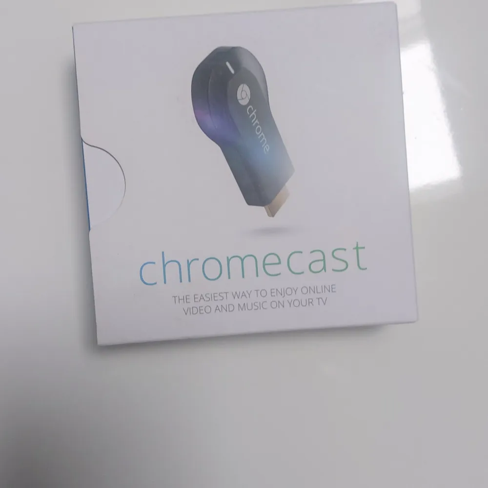 Chromecast oanvänd fungerar utmärkt   kommer med laddare o allt. Övrigt.
