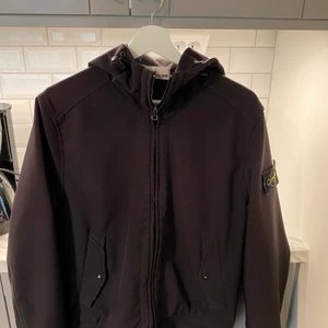 Stone Island soft Shell-R Jacket - Skick: 7-8/10 (litet brännmärke på vänstra armen. Märks knappt)  Storlek: M Tar emot bud!  Lägg på 66 kr för spårbar frakt:)