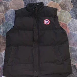 Canada goose väst storlek XXL - Köptes för 1 år sen sälja på grund av att den har blivit för stor, pris kan diskuteras