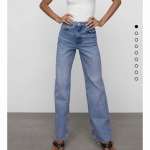 Jeans - Säljer dessa populära slutsålda zara jeans. Aldrig använda så de är i nyskick. Frakt tillkommer💞
