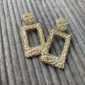 Guld Örhänge  - Säljer dessa fina guldsmycke då jag inte tål de dem är gjort av🥺 Helt perfekt och är i väldigt bra skick🤩 passa helt underbart till en finare tillfälle