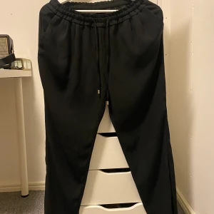 Tunnar byxor - Tunnare byxor i storlek XS-S, använda fåtal gånger. Man kan knyte byxorna i midjan om de skulle vara lite förstora. Frakt står köparen för. 
