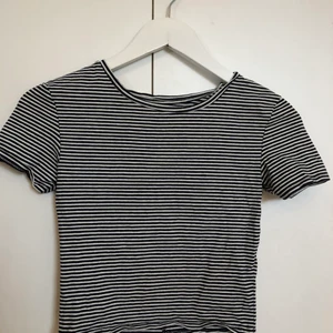 Croptop strlk xs - Söt croptop från zara, använd ca 3 gånger och i princip nyskick. Säljer den pga för liten för mig. Köparen står för frakten💖 