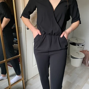 Svart jumpsuit - Super snygg svart jumpsuit! Använt 1-3 gånger💛