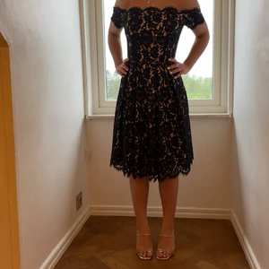 Söt fin klänning - Köpte denna för 2000kr  i USA. Mycket vackra detaljer. 80cm lång och väldigt tung. Kolla mina mått i profilen! Använts 1 gång på bröllop! Midjan hade en spänning som går att reparera men gått av. Verkligen en favoritklänning😍