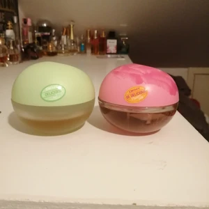 DKNY parfymer - Bägge är på 50 ml edp och de säljs inte mer. Fräscha nu till sommaren. Den röda heter Pink Pop och har mest kvar, den andra heter cool swirl. Säljes för 180 kr pink pop samt 150 för cool swirl. Frakt tillkommer med 62 kr i postens påse 