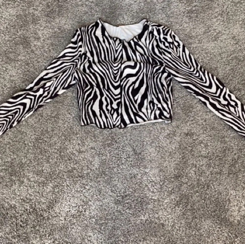 långärmad croppad zebra mönstrad tröja från shein . Tröjor & Koftor.