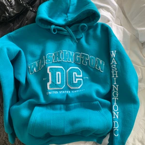 Vintage hoodie - Blå fin vintage hoodie, toppskick, använd kanske 4 gånger. Storlek M. Säljer endast vid bra bud. HÖGSTA BUDET: 420 kr KÖP DIREKT FÖR 500 (budgivning avslutas 2 juni 20:00