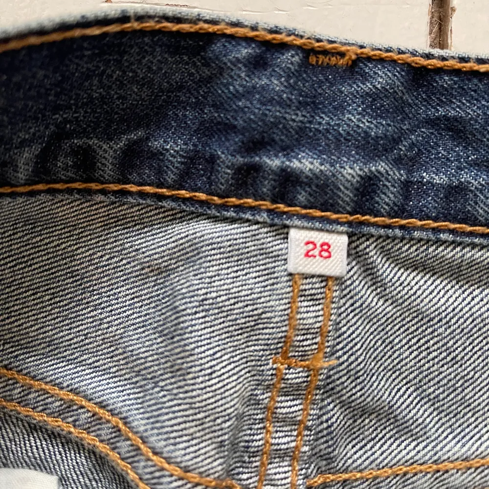 Blå jeanskjol från Levi’s i storlek W28. Använd ett fåtal gånger och i väldigt fint skick! . Kjolar.