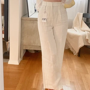 Linnebyxor - Superfina linnebyxor från Zara. Aldrig använda, lappen kvar. Tyvärr lite för små och lite för korta för mig som är 177 cm 💗💗 Köparen står för frakten. Kan annars mötas upp i Lund.