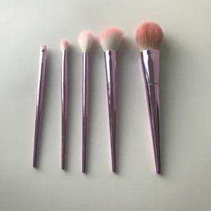 Sminkborstar!! - Fina sminkborstar från hm, ingen av borstarna är använda förutom den stora som är använd väldigt lite! Jag säljer dessa sminkborstar för jag har en massa sminkborstar och behöver rensa! Kontakta eller kommentera om du har frågor/vill ha mer bilder eller vill köpa! Priset är för alla borstar om du är intresserad av endast en borste kontakt mig och så skriver jag pris 🤍🌟 