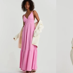 Rosa klänning gina tricot  - Helt slutsåld klänning från Gina tricot, i storlek 34/XS. Jag har även S på många grejer så skulle säga att den passar både XS och S. Den är helt oanvänd så är i nyskick. Säljer endast för bra bud! Ni får börja buda vid nypriset 499kr eftersom den inte går att få tag på och är helt ny. Buda på och fråga gärna om ni har någon fråga🥰 jag fraktar och köparen står isåfall för frakten! Ansvarar inte för postens slarv. 