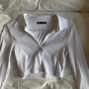 Jättefin tröja - Långärmad, ribbad tröja som är superfin till sommaren.  Helt oanvänd!! Köpt från Zara. Storlek S! 150kr+frakt❤️ budgivning eftersom att många är intresserade!