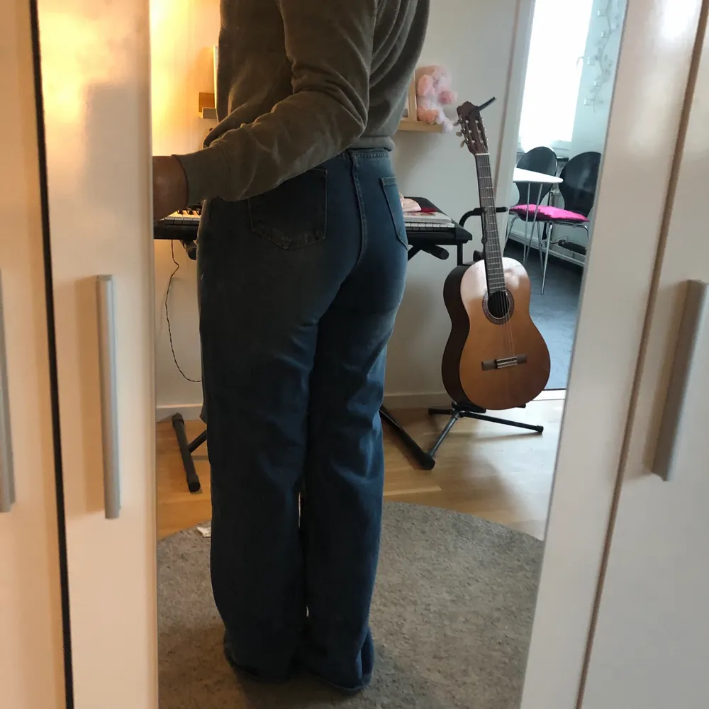 Jeans jag beställt men är för långa om benen. Dom är annars sköna och baggy, sitter fint. Fickorna är lite små i min smak men älskar färgen på jeansen.. Jeans & Byxor.