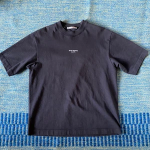 Acne Studios T-shirt - Gör mig av med en svart T-shirt från Acne Studios i väldigt bra skick utan några defekter eller liknande. Är använd ungefär 5 gånger. Storleken är XS men oversized i modellen. 