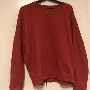 Tröja - Oversized röd tröja passar som är L