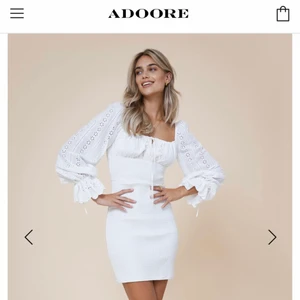 Adooreklänning - Köpte två studentklänningar från adoore och valde en annan och därför säljer jag denna. Helt oanvänd. Prislapp och påse e kvar. Köpt för 1500kr