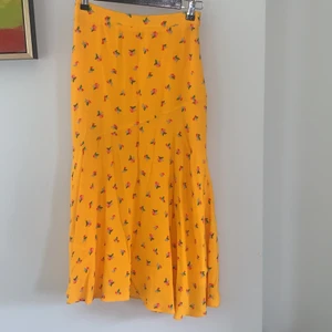 Blommig kjol - Superfin kjol från &other stories! Högmidjad med dragkedja längst sidan, slutar lite under knäna.🌟