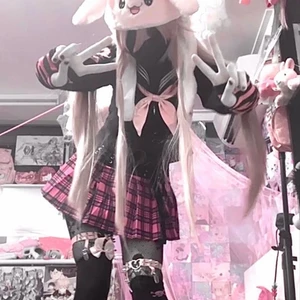 Söker!!!! - Söker kläder i den här stilen har inte jättemycket pengar just nu så om någon kan sälja till bra pris är jag intresserad🥰