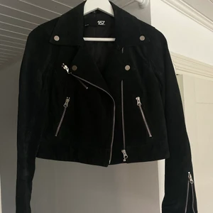 Mockajacka svart - Fint men lite använt skick. Skitsnygg vår och sommarjacka! Storlek S. 80 kr 