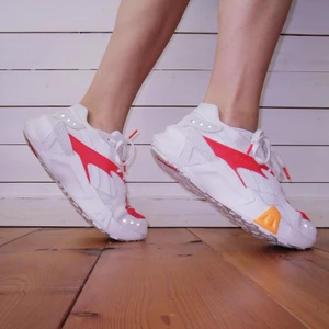 Reebok x Gigi Hadid skor - Snygga sneakers från Reeboks kollektion tillsammans med Gigi Hadid. Köpta för ca 1 år sedan för 1300 kr men har endast använts 1 gång. Skorna är i storlek 40 men jag har själv storlek 39 och tycker dom sitter bra. Kartong medföljer tyvärr inte då den har råkat slängas. 