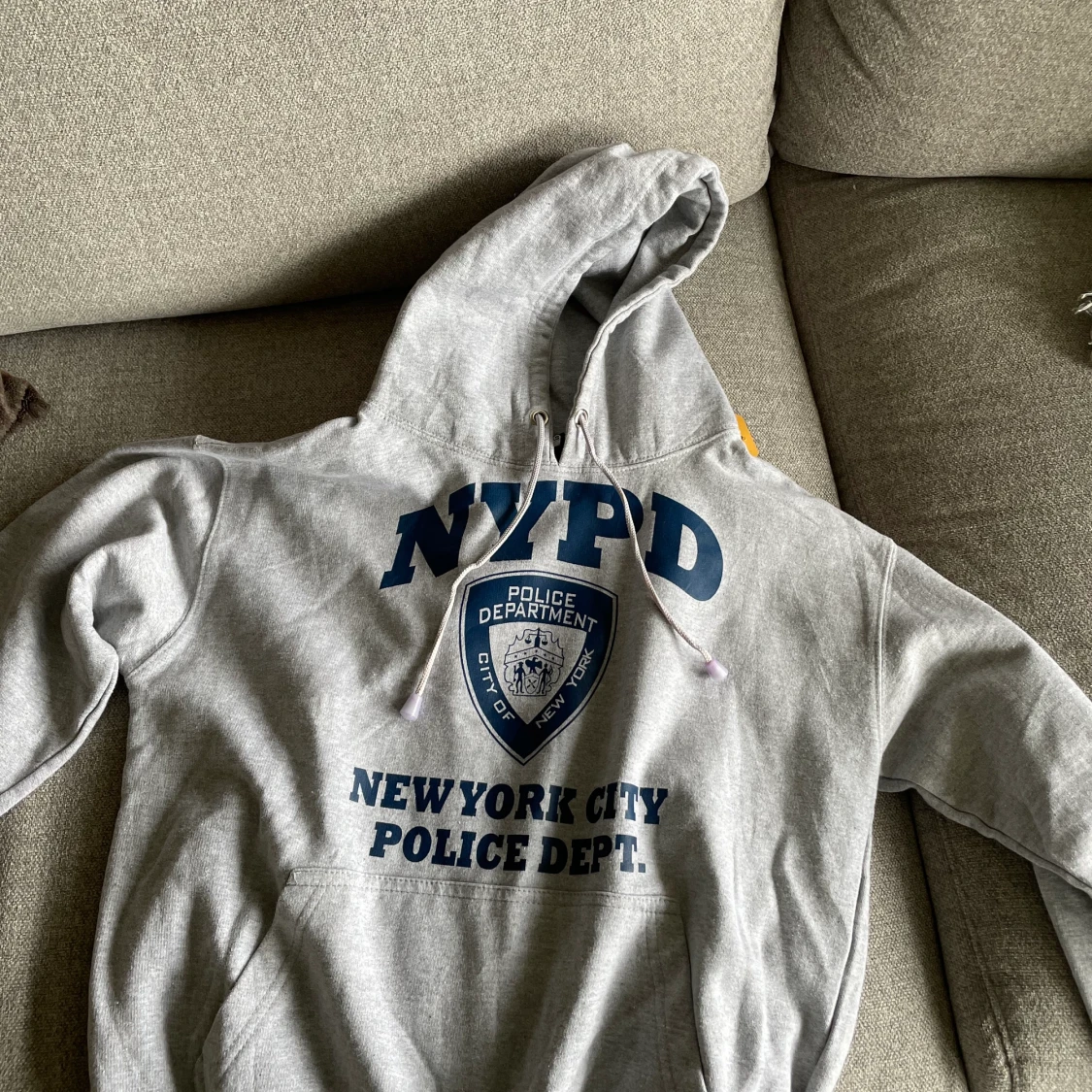Grå hoodie med NYPD tryck, från beyond retro