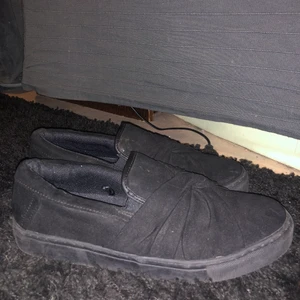 Skor - Köpte för ca 2-3 år sen å trodde då att mina fötter skulle växa så köpte därför en storlek förstor men växte aldrig i dom därför säljer jag dom nu använda nån gång hemma för att ville testa dom 