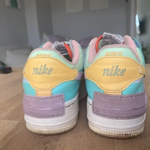 Nike airforce 1 shadow  - Ett par fantastiska pastell nike sneakers som tyvärr inte kommer till användning.   Storlek: 38 (24 cm)   Skorna är i bra skick då de är sparsamt använda. Buda i kommentarerna. 